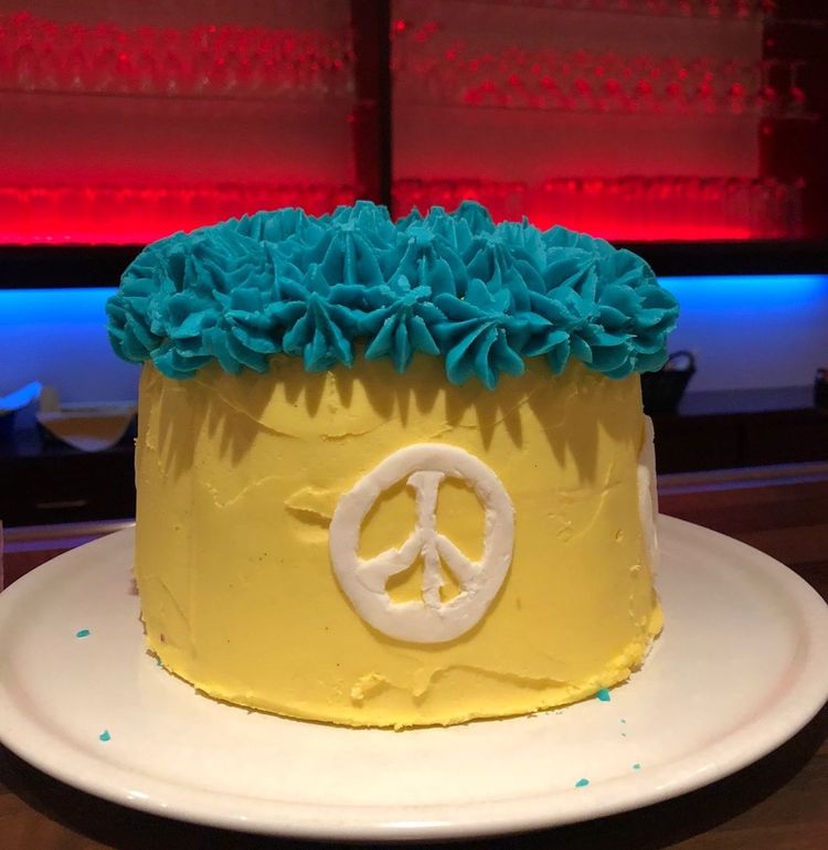 Gelb-blauer Kuchen